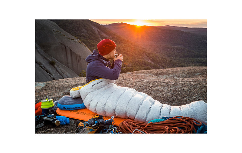 Lightweight self deals inflating sleeping pad