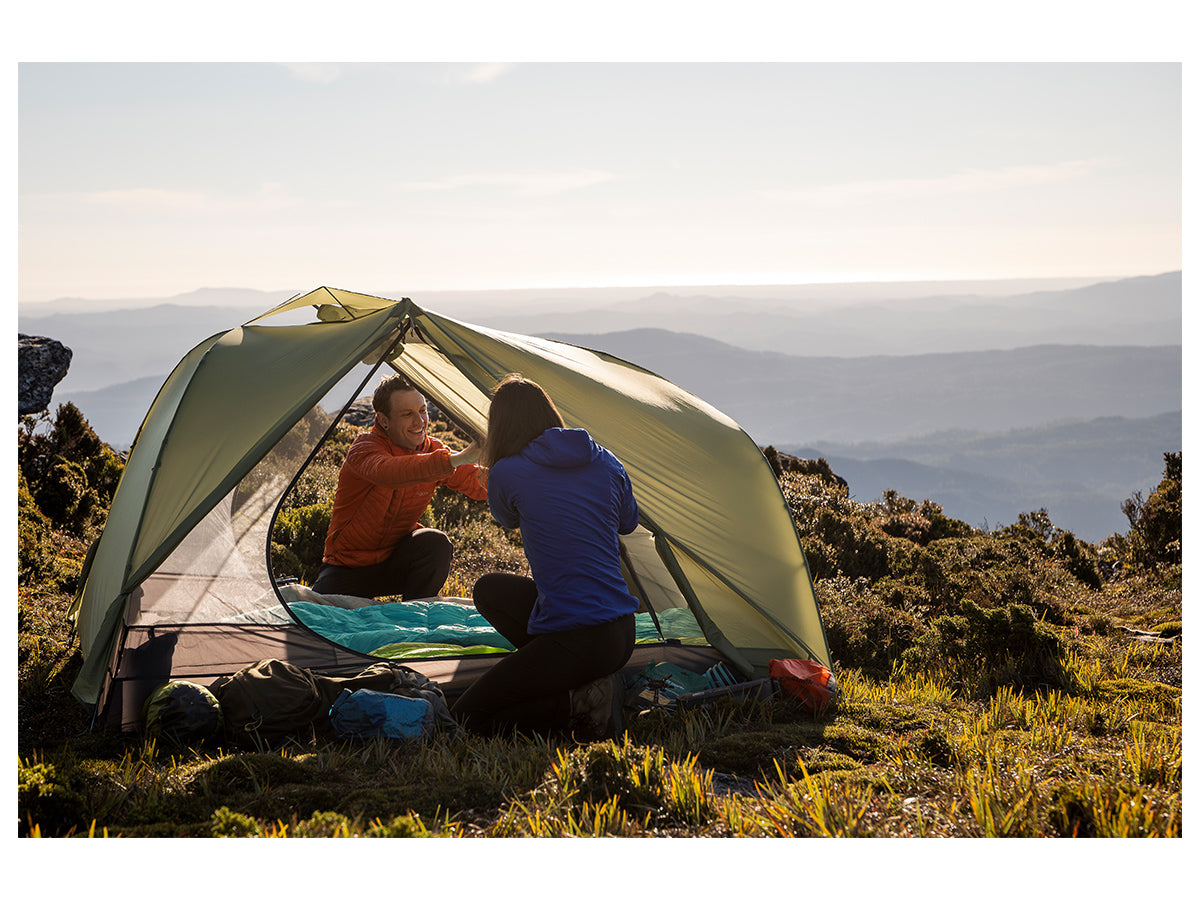 Lightweight freestanding shop tent